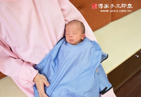 方弟弟(新北中和區到府嬰兒寶寶滿月剃頭理髮、免費到府嬰兒剃胎毛儀式吉祥話)。到府剃頭剃胎毛主持、專業拍照、DVD光碟、證書。★購買「臍帶章、肚臍章、胎毛筆刷印章」贈送：剃頭、收涎、抓周，三選一。2015.11.19 照片16